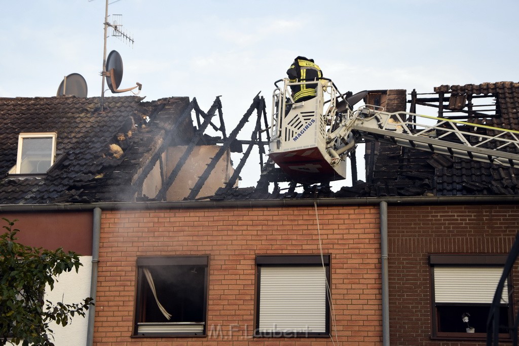 Feuer 2 Vollbrand Reihenhaus Roggendorf Berrischstr P128.JPG - Miklos Laubert